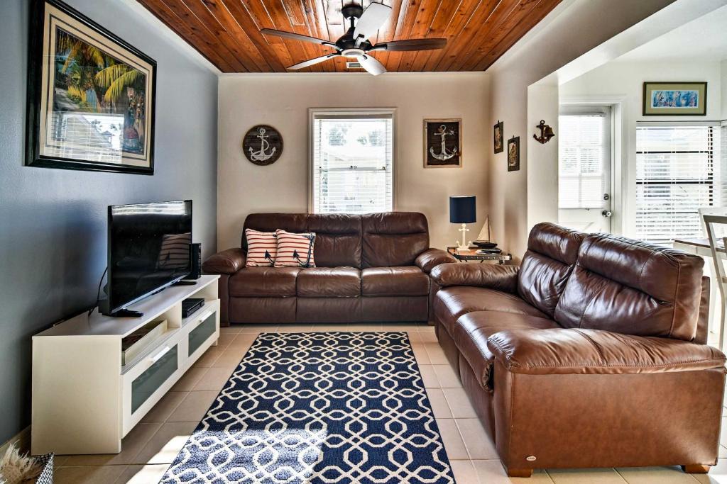 Indian Shores House | Steps to Beach, Cabana: Indian Shores Cottage