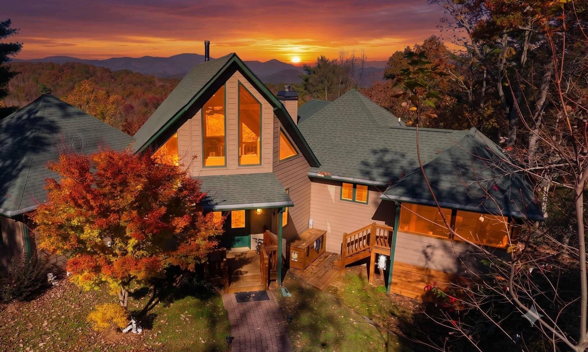 Sautee Nacoochee House | STERLING LODGE - LUXURY MOUNTAIN VIEW CABIN