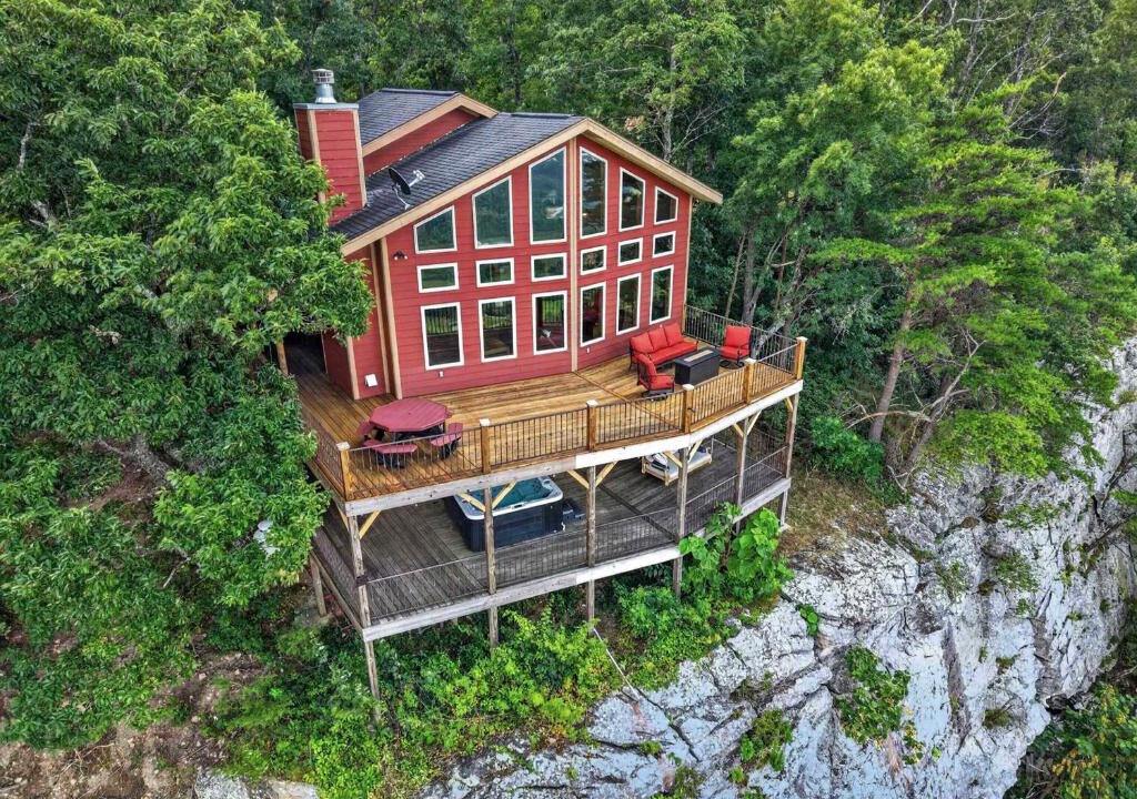 Trenton House | Stone Ledge Refuge with private hot tub