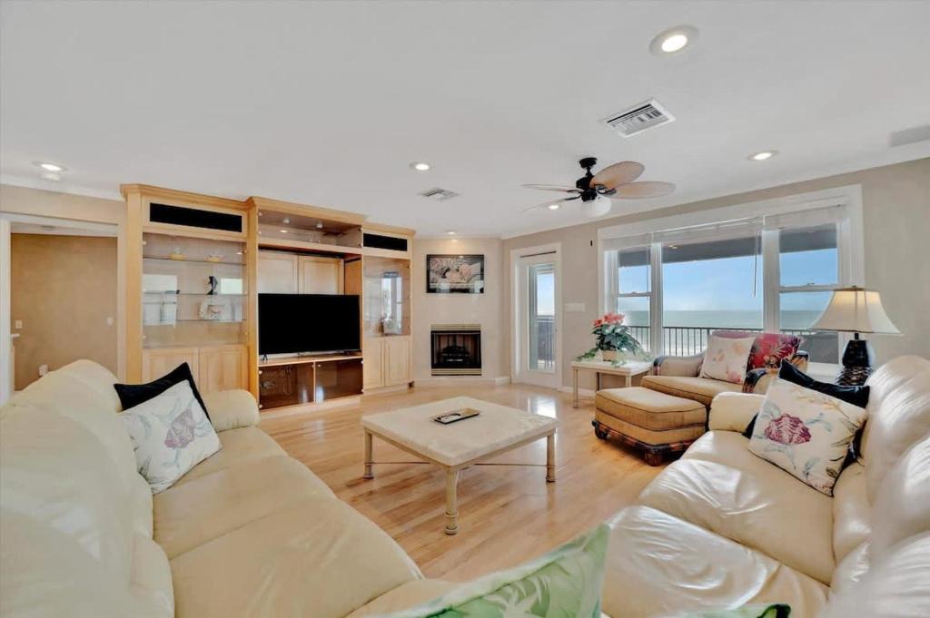 Independence Square Apartment | Stones Throw Beachfront Premier Suite #4 VIEWS