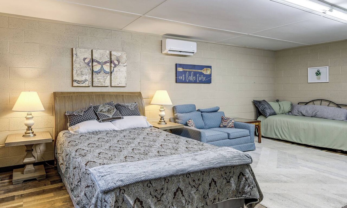 Clinton Apartment | Studio w/Greers Ferry Lake Access & Resort Perks!