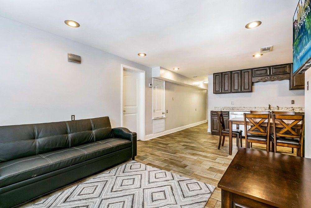 Navarre Apartment | Stunning 1BR/ 2BR/ 3BR next to City Park by Hosteeva