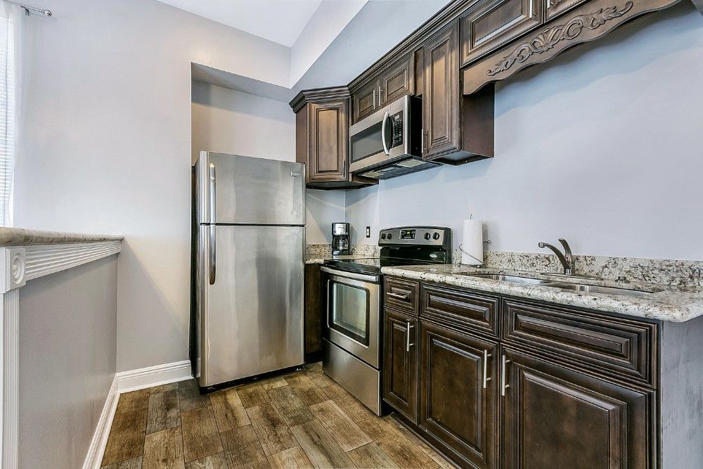 Navarre Apartment | Stunning 1BR/ 2BR/ 3BR next to City Park by Hosteeva