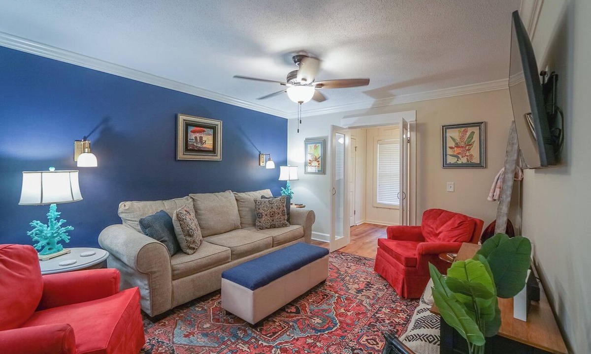 Saint Simons Heights Condo | Stylish 2BR Condo w/Pool, Fitness Center, Walk to Shops & Dining