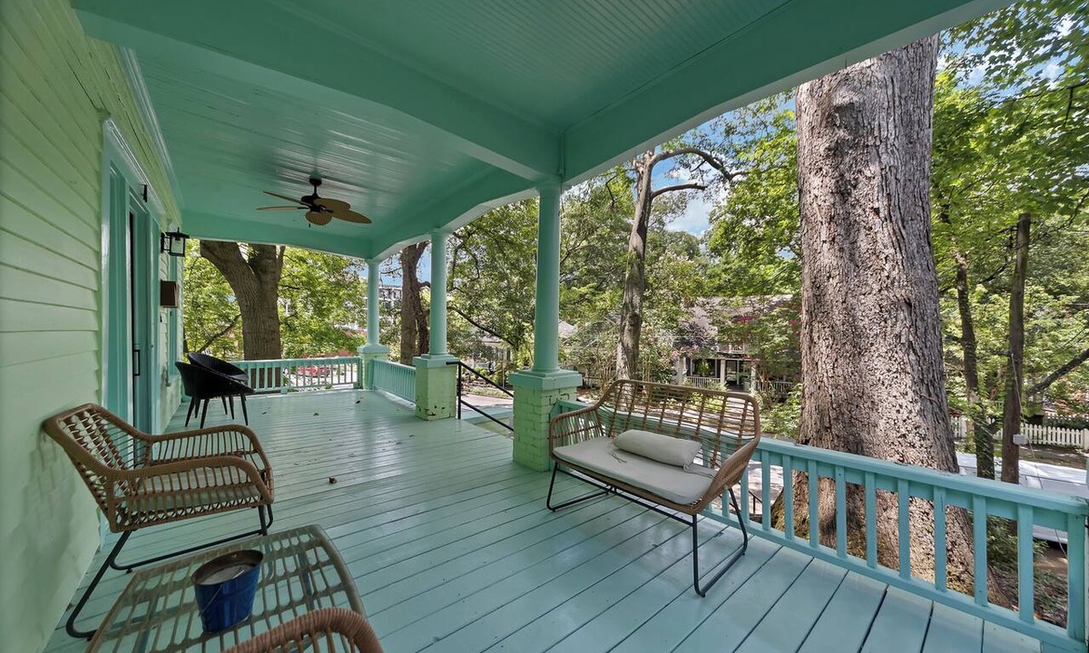Inman Park Apartment | Stylish 2BR Inman Park Flat w/Porch & Fireplace