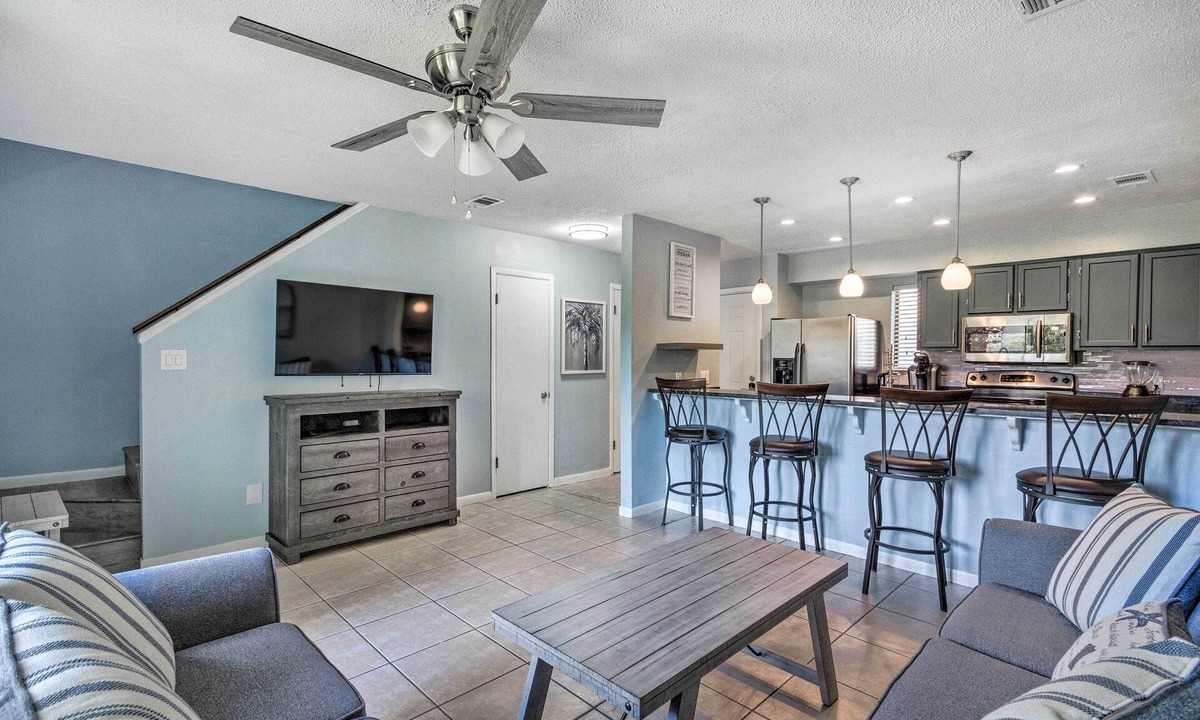Mary Esther House | Stylish Bayfront Townhome < 10 Mi to Beach!