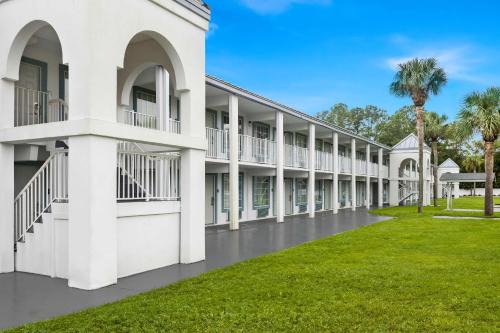 Dock Junction Hotel | Suburban Studios Brunswick of I-95