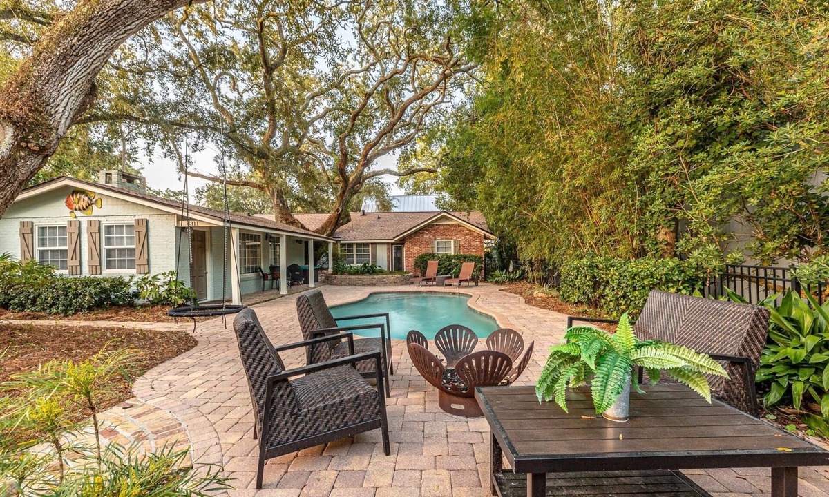 East Beach House | Summer Special! Charming East Beach Cottage w Pool