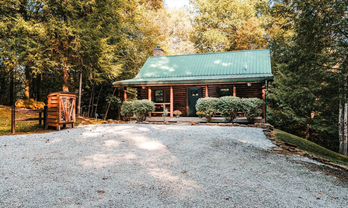 Logan Cabin | Summit Point - Cozy & Secluded Getaway