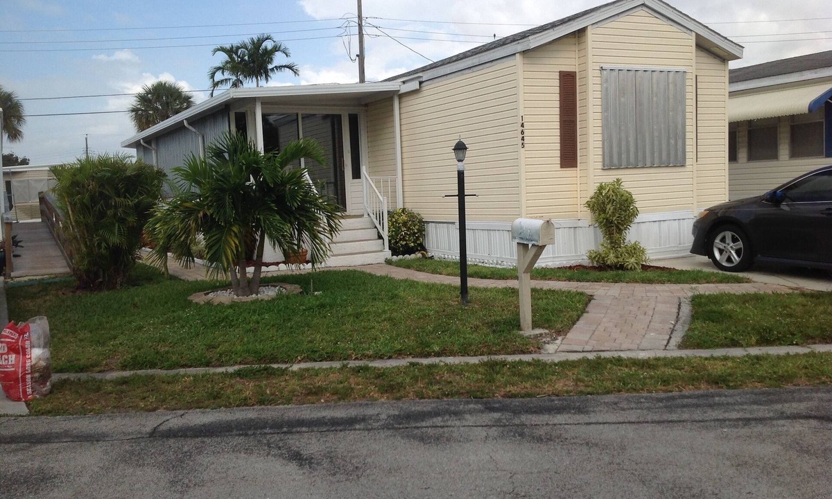 Delray Beach House | Sun-Soaked Delray Beach 2-Bed, 2-Bath Beauty with Sunroom & Pool Access.
