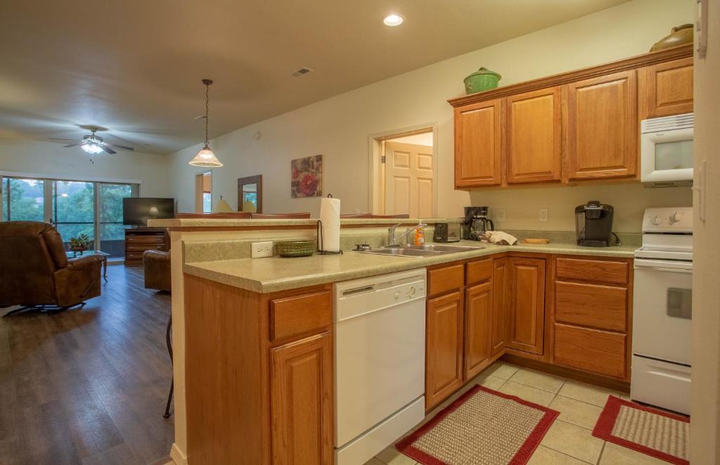 Branson West Apartment | Sunrise Chateau Condo