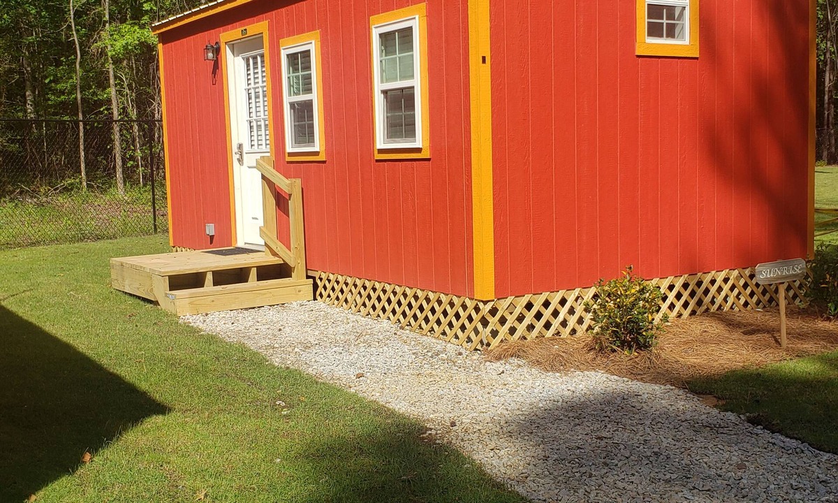 Notasulga Cabin | Sunrise Cozy Tiny House. 15 minutes from Auburn University, Bucee's & Walmart