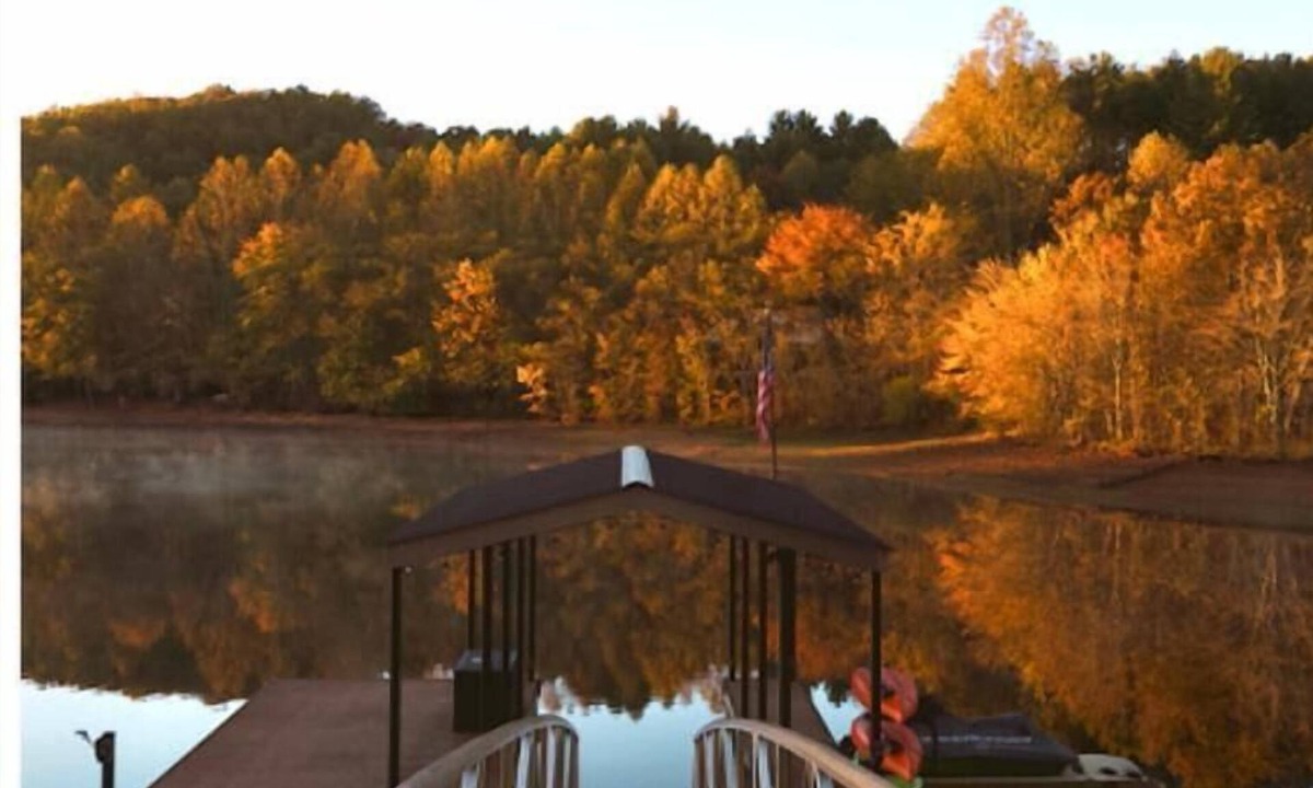 Hiawassee House | Sunrise Lodge On The Lake