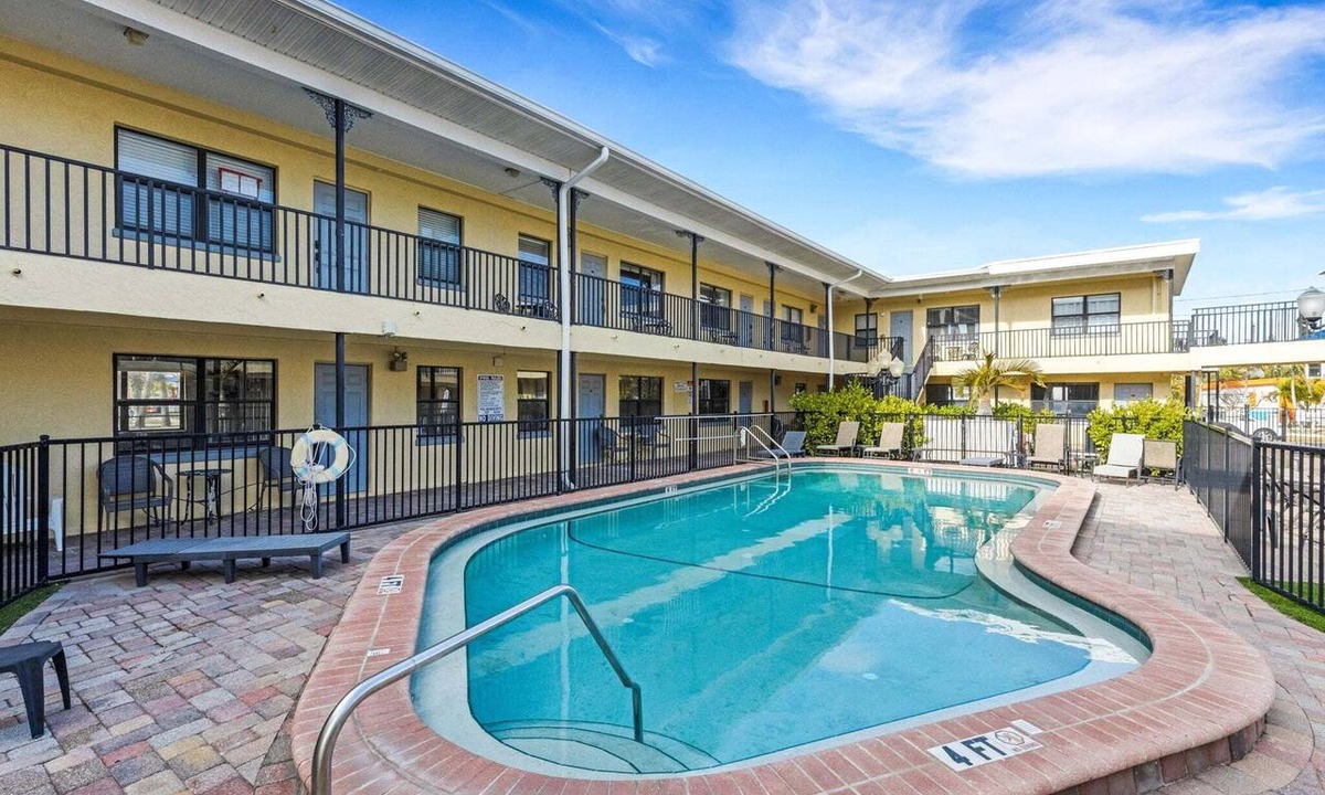 Redington Beach Condo | ☀️Sunset Corner - Beach View Suite | Heated Pool Across from Beach ➠ 16333 Gulf Blvd 215