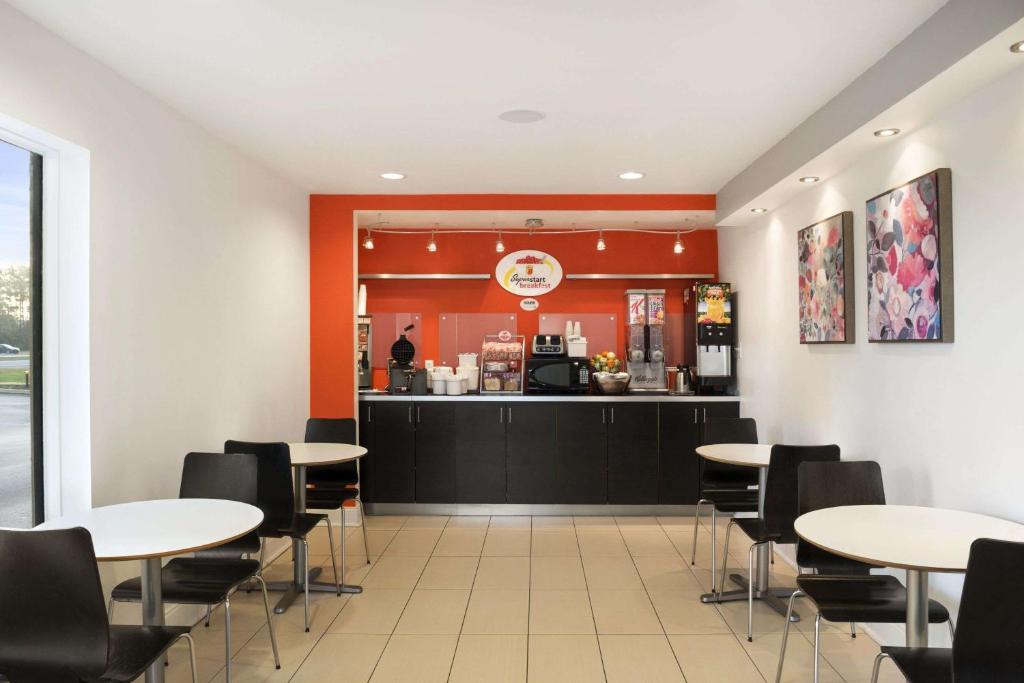 National Gardens Hotel | Super 8 by Wyndham Ormond Beach