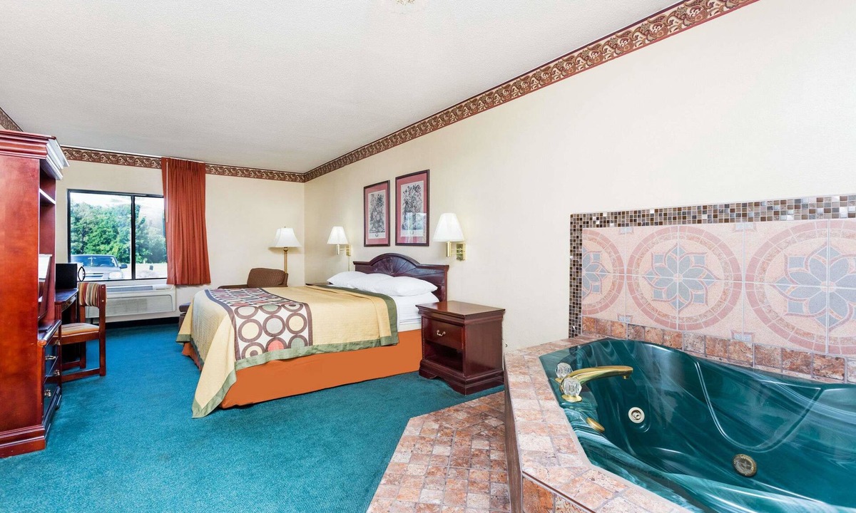Powdersville Hotel | Super 8 by Wyndham Piedmont Greenville Area