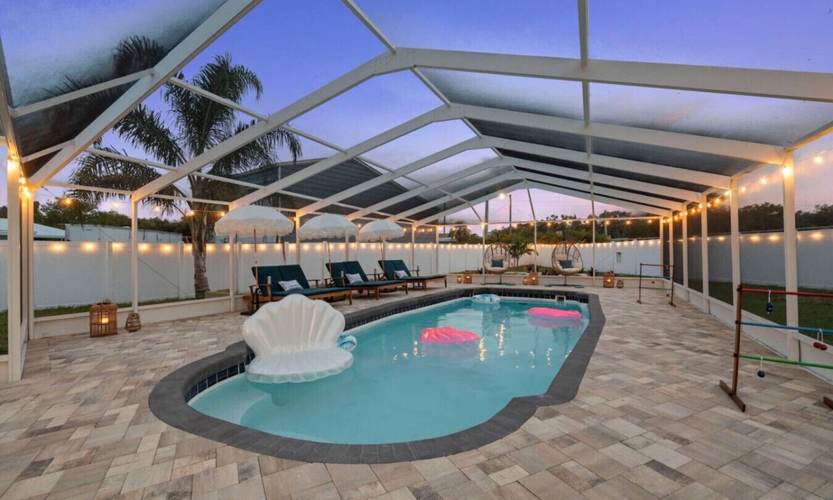 Walsingham House | Surfs Up! Heated Pool+Golf+Games, Sleeps 10, 15 min to beaches!