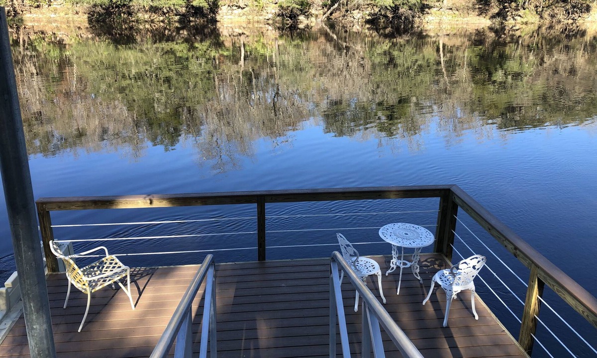 Mayo House | Suwannee River Retreat with Private Dock, Free Kayaks, and Fire pit