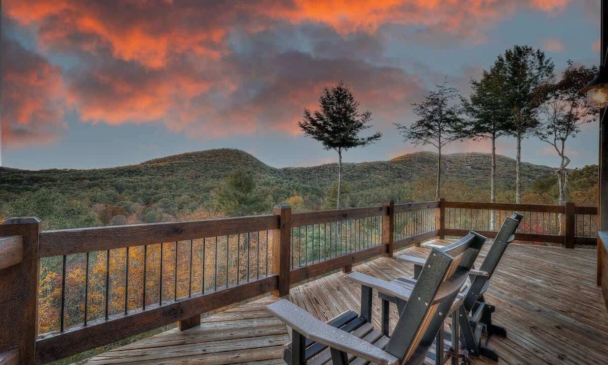 Mineral Bluff Cabin | Sweeping Views, 3 King beds, Fiber Internet, and m