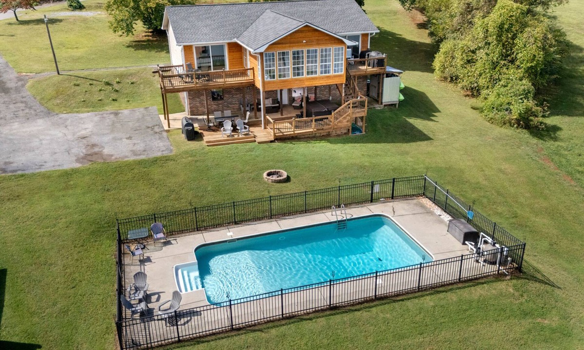 Chickamauga Lake House | The All Seasons Resort: Pool, Hot Tub, & Private Dock