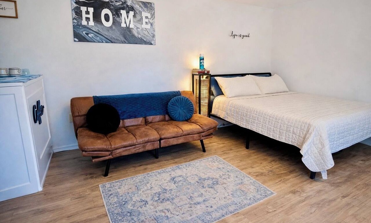 Salem Apartment | The Cozy King Studio #1