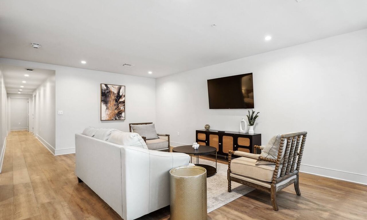 Central Business District Hotel | The Eleanor 5BD/3B - All King Bedrooms, 8th Floor