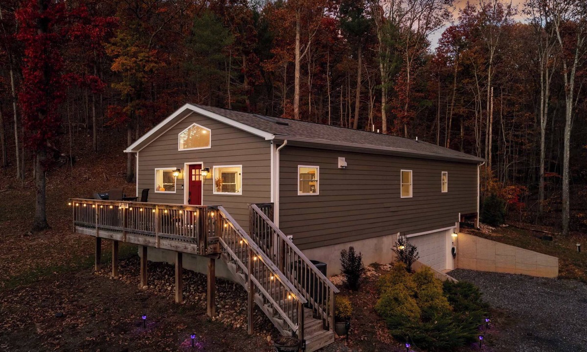 Front Royal Cabin | The Foxwood Cabin | Hot Tub, Screened Porch, Grill