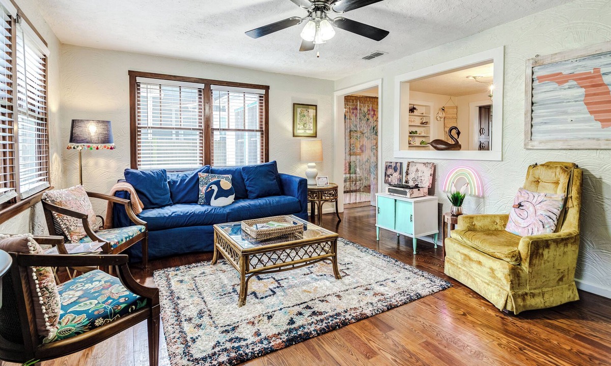 East Lake Morton House | The Funky Swan Shack by Lake Morton & Downtown