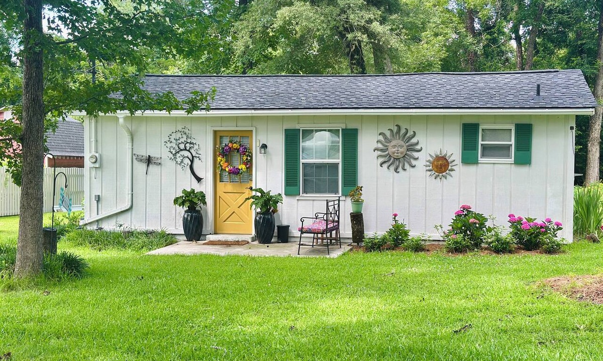 Thomson Cottage | The lil Cottage @ Historic Usry House cozy 1 bed studio Guest Favorite.