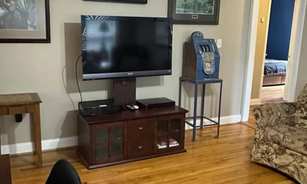 Oneonta House | The Manor - Charming 3-bedroom house in lovely Oneonta with WiFi, AC