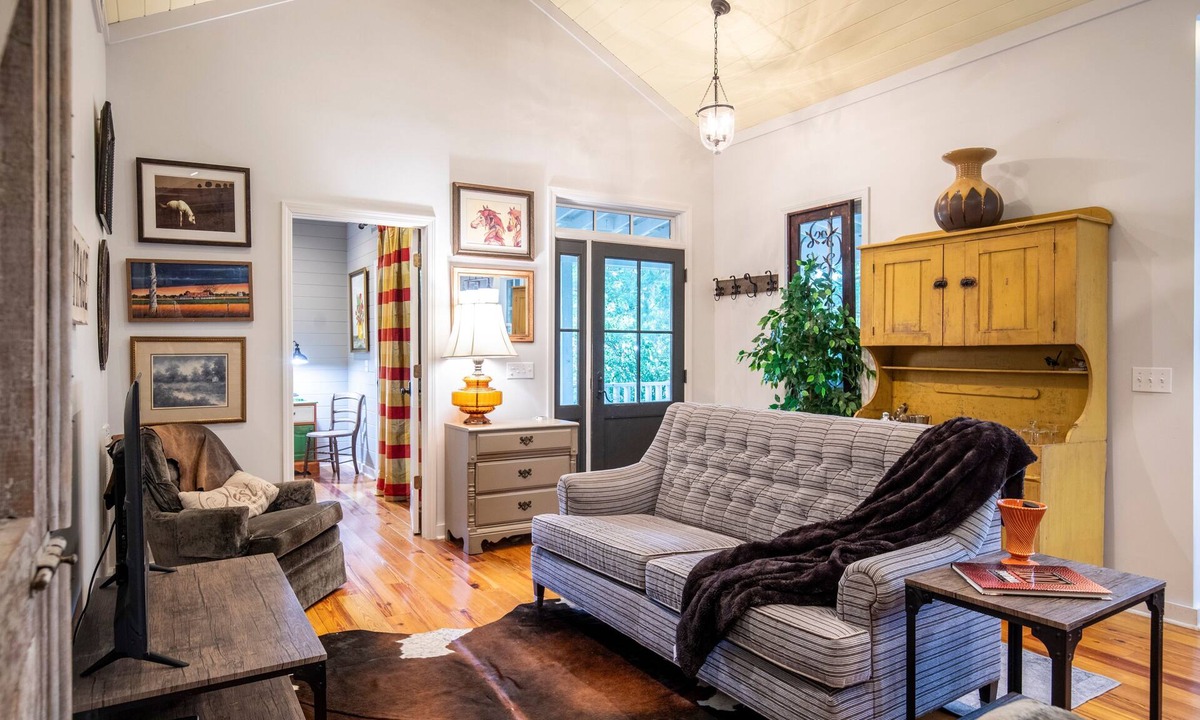 Oxford House | The Nest Egg, 3BR Home by Velvet Ditch Villas