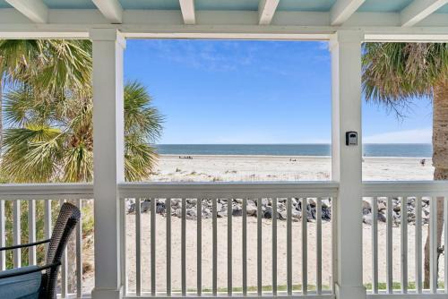 Saint Simons Island House | The Seaclusion Top Floor - 300 Seventh Street