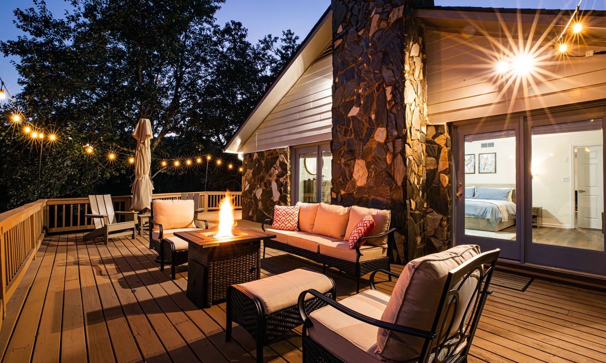 Griffin House | The Shepherd's Lodge at Addis Acres/4BR/3BA/newly renovated/pond/firepit/deck