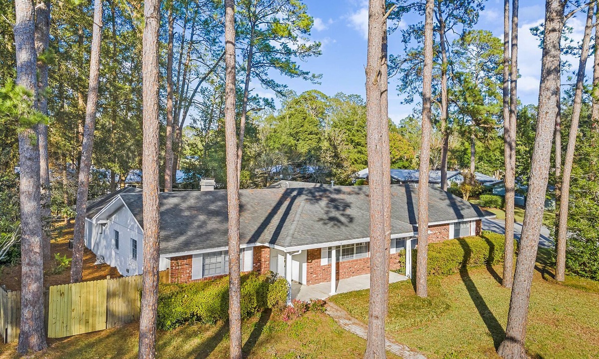 Gainesville House | The University Gathering Place is enjoyable for any larger group, 6 Min. to UF