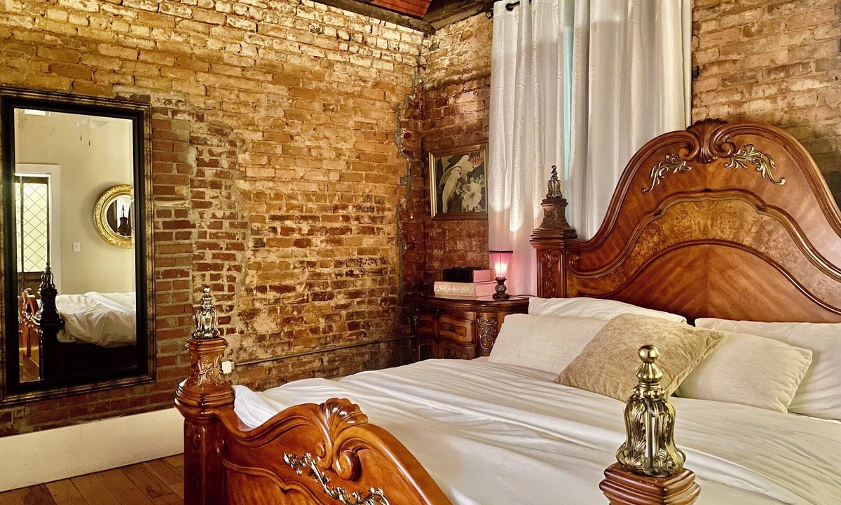 Abbeville Apartment | The Uptown - King Suite on Abbeville's Historic Square