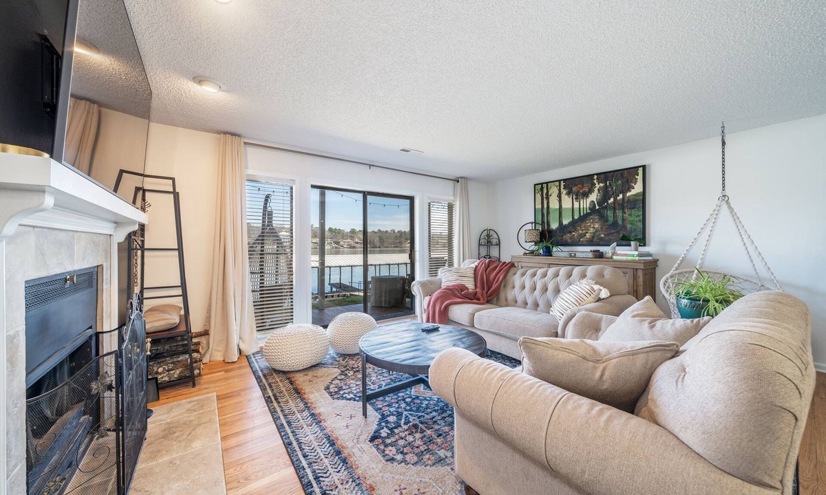 Rockwell Condo | The Vandiver on Lake Hamilton, Bright and Cozy Lakefront Condo