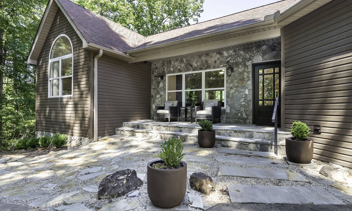 Sunset House | This wooded retreat has everything! Spring & Summer right around the corner!