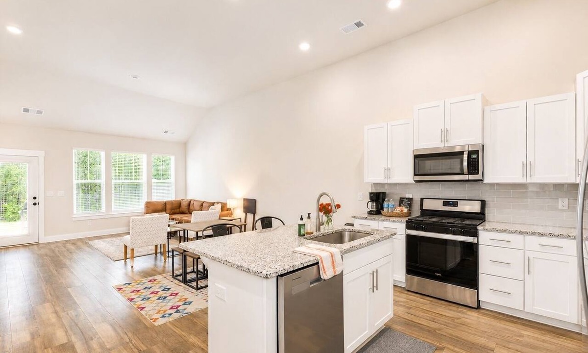 Central House | Tiger Touchdown Townhome near Patrick Square
