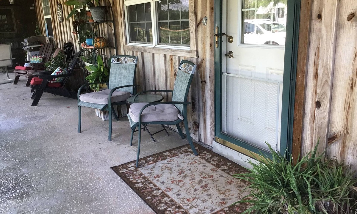 Astor Apartment | Time to book for speedweek in Volusia/Daytona, 30 minutes to Daytona/ocean.