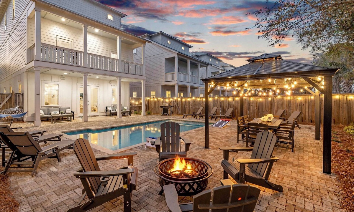 Miramar Beach House | Tipsy Turtle | Heated Pool, FREE Golf Cart, 1min Beach, Game Room, Bunk Rooms