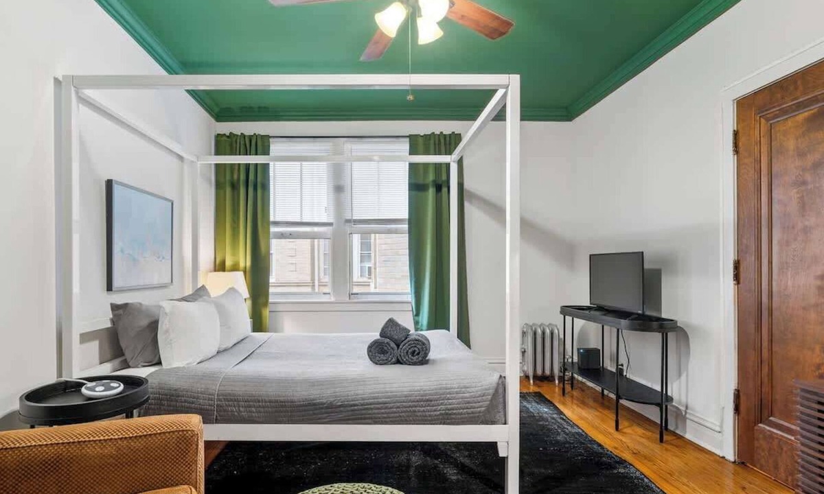 Uptown Apartment | Toad Hall near Wrigley