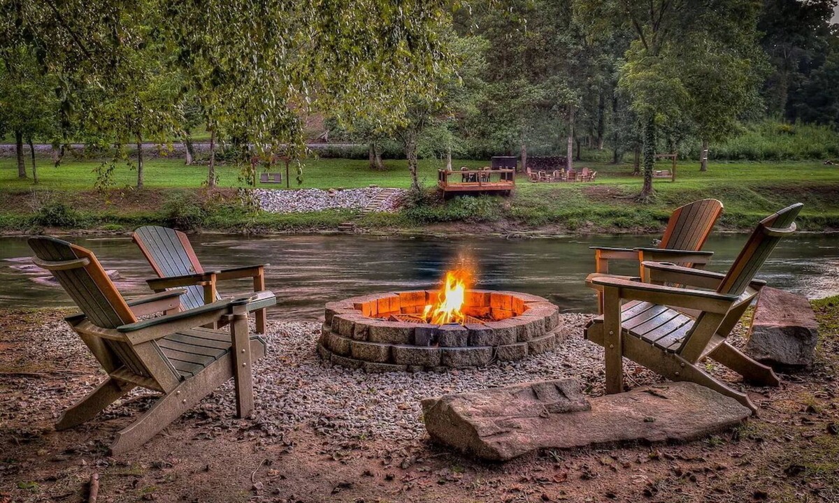 Mineral Bluff Cabin | Toccoa river Cabin with fishing, fire pit, hot tub & theater.