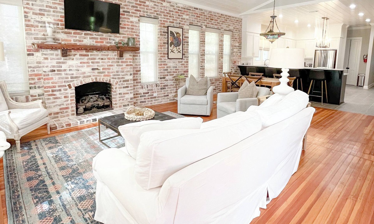 Laurel House | Top Property, Downtown Walkable, Private Suites