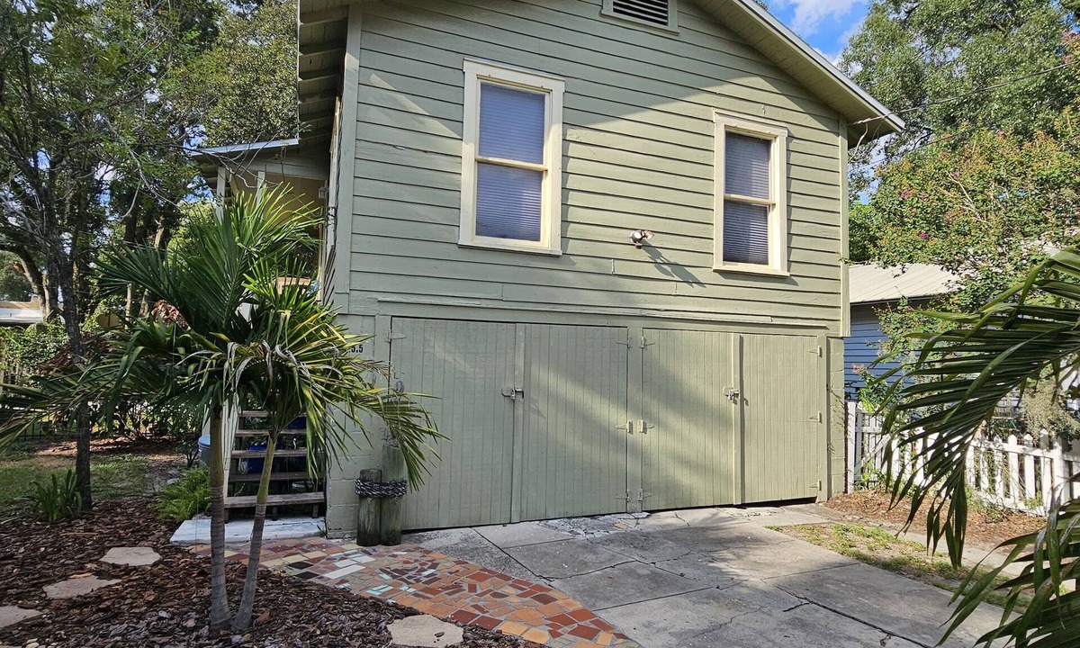 Dixieland Apartment | Tree House Apartment in Dixieland, cozy 1930's garage apartment, great location!