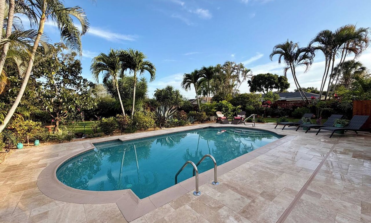 Wellington House | Tropical Oasis ~ Game Room ~ Spectacular Gardens ~ Heated 32' Saltwater Pool