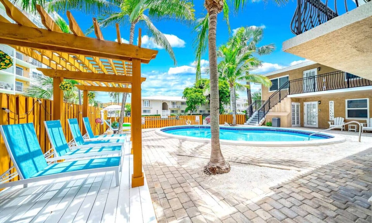 Coral Ridge Apartment | Tropical Paradise + POOL & PATIO