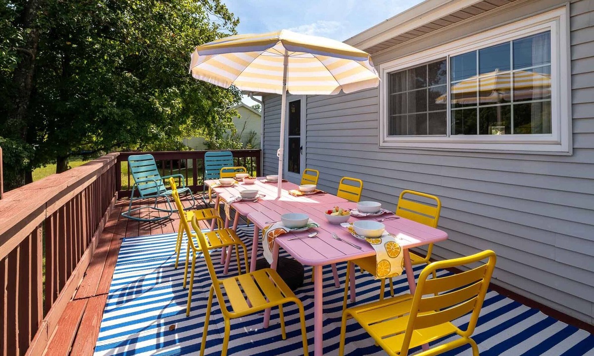 Bloomington House | Turntable&Vinyl - Deck - Vibrant - Near IU