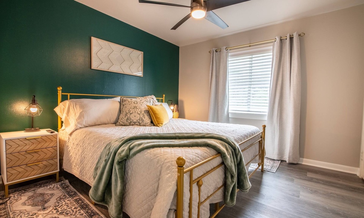 Five Points South Condo | UAB Area Retreat|Vulcan Hideout B3| King bed