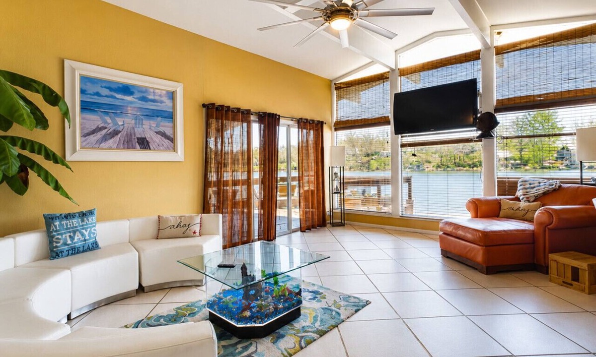 Killen Apartment | Ultimate Lake House w/4k Sq Ft Decks Near Town