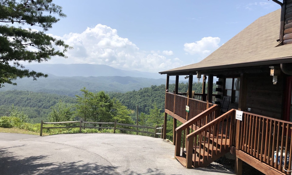 Sevierville Cabin | Unobstructed View, Central Location , Honeymoon Retreat, Fire-pit, Hot Tub ⛰️